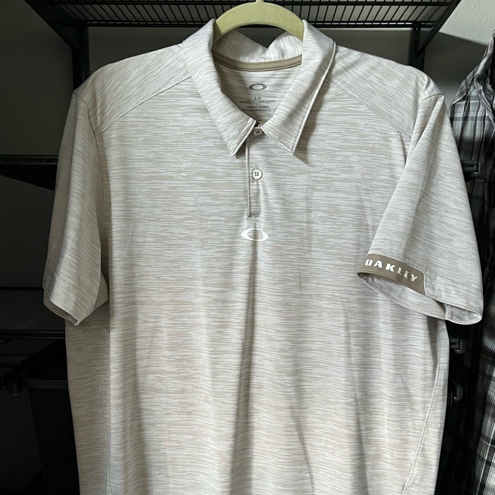 Men’s Oakley golf shirt size L